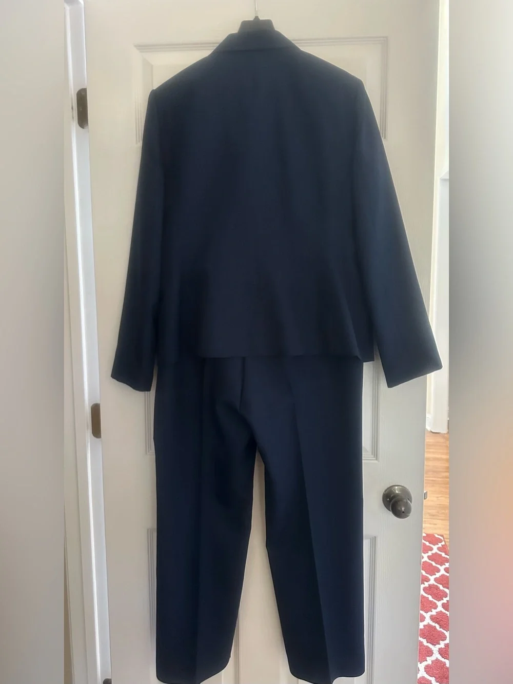 Gently Worn Navy Women's Le Suit Two-Piece Long Sleeve Pant Suit